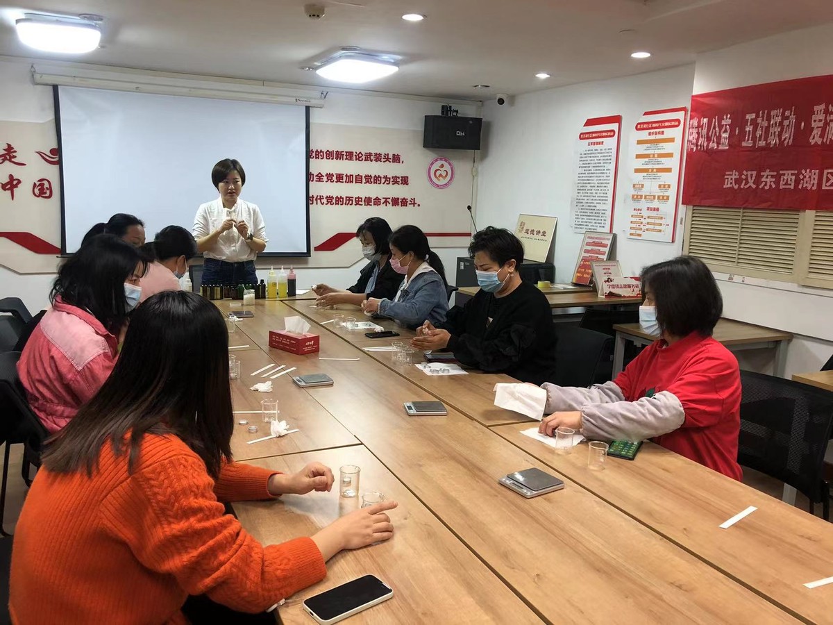 爱满荆楚|关爱女性,黑泥湖社区小组活动“手工DIY紫草药膏”