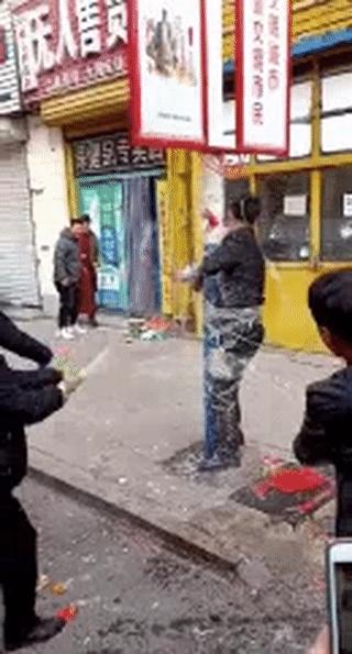 山东这个新郎这下火了，被人用胶带绑路灯杆上泼调料……就不能好好结个婚吗？
