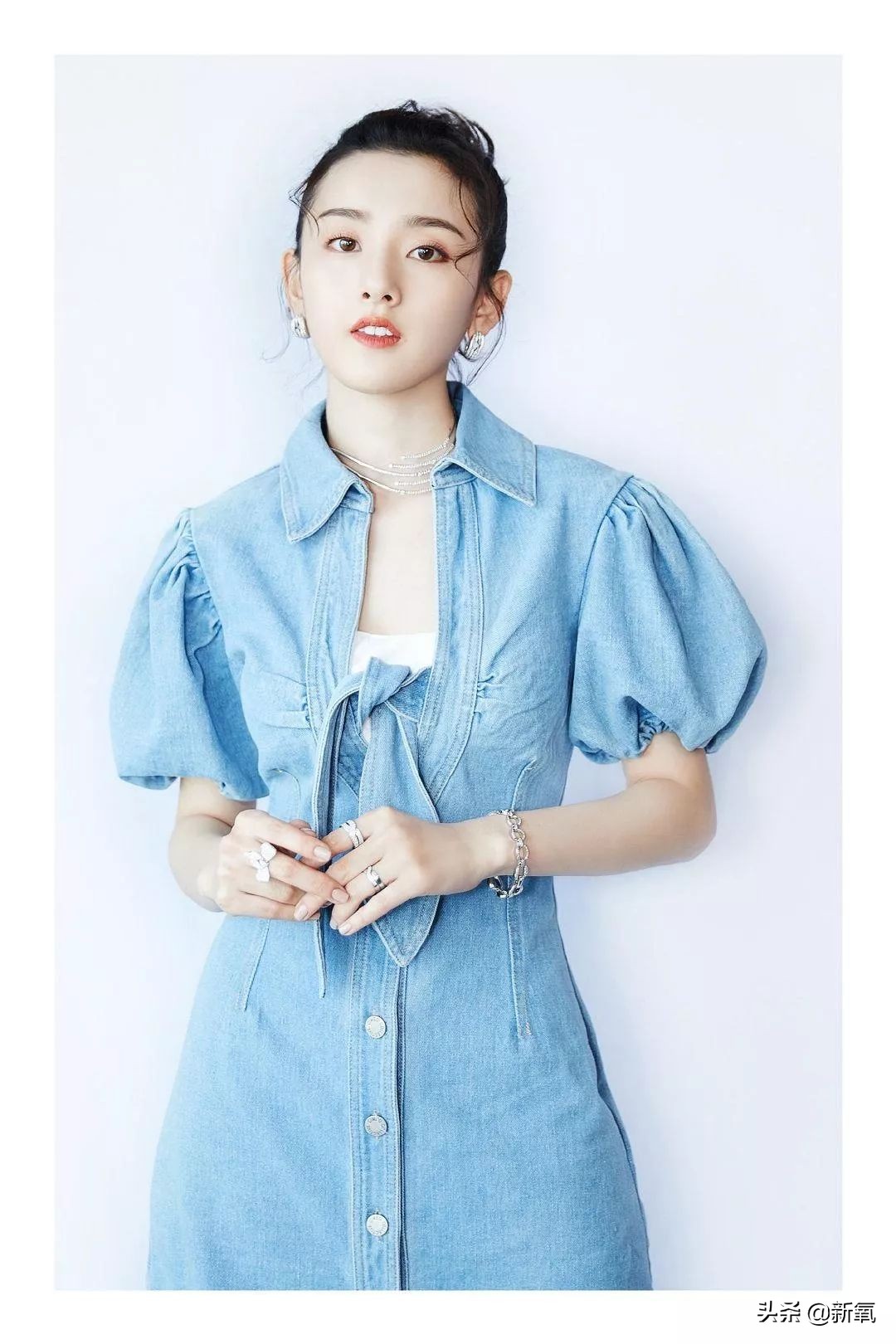 宋祖儿蓝白造型,宋祖儿现在已经长得落落大方