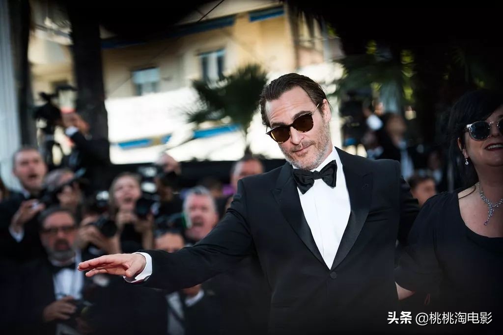 华金菲尼克斯名利场采访,华金菲尼克斯小丑西装