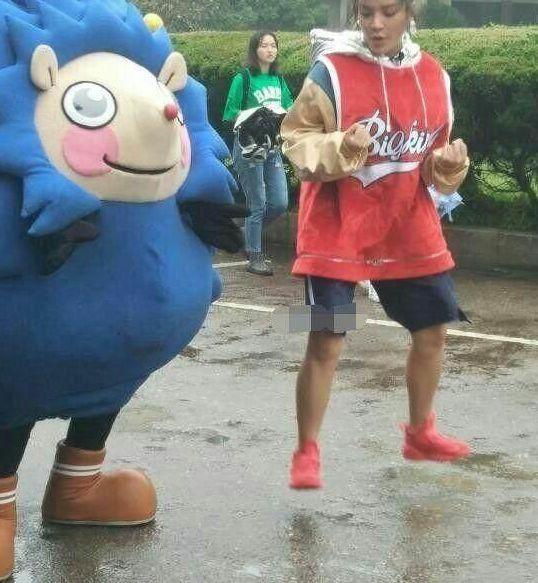 曾为超女冠军,如今却在街头和卡通人偶唱唱跳跳