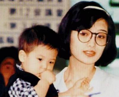 山口百惠和她的两个儿子,山口百惠21岁1980年隐退纪录