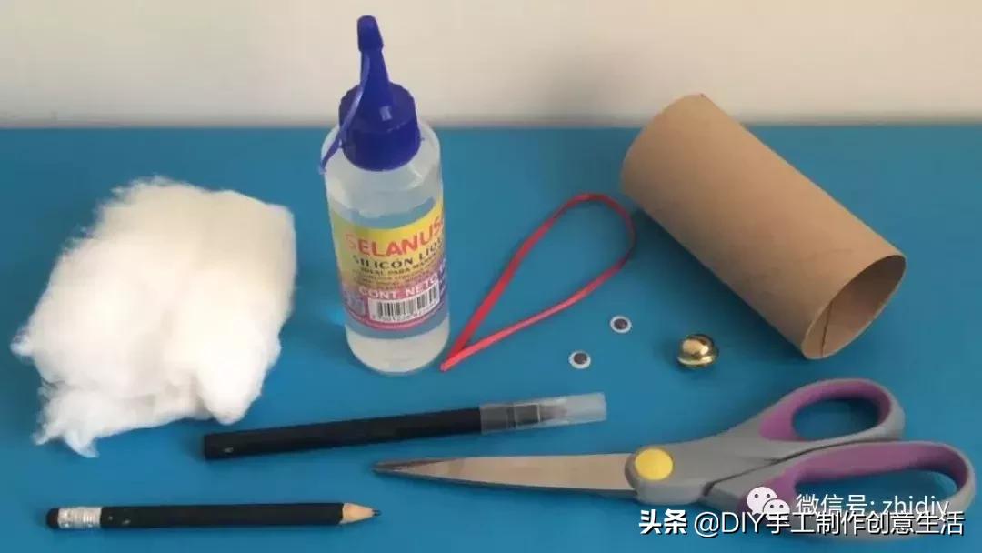 用白纸做个可爱的咩咩羊,用纸折一个可爱的小山羊