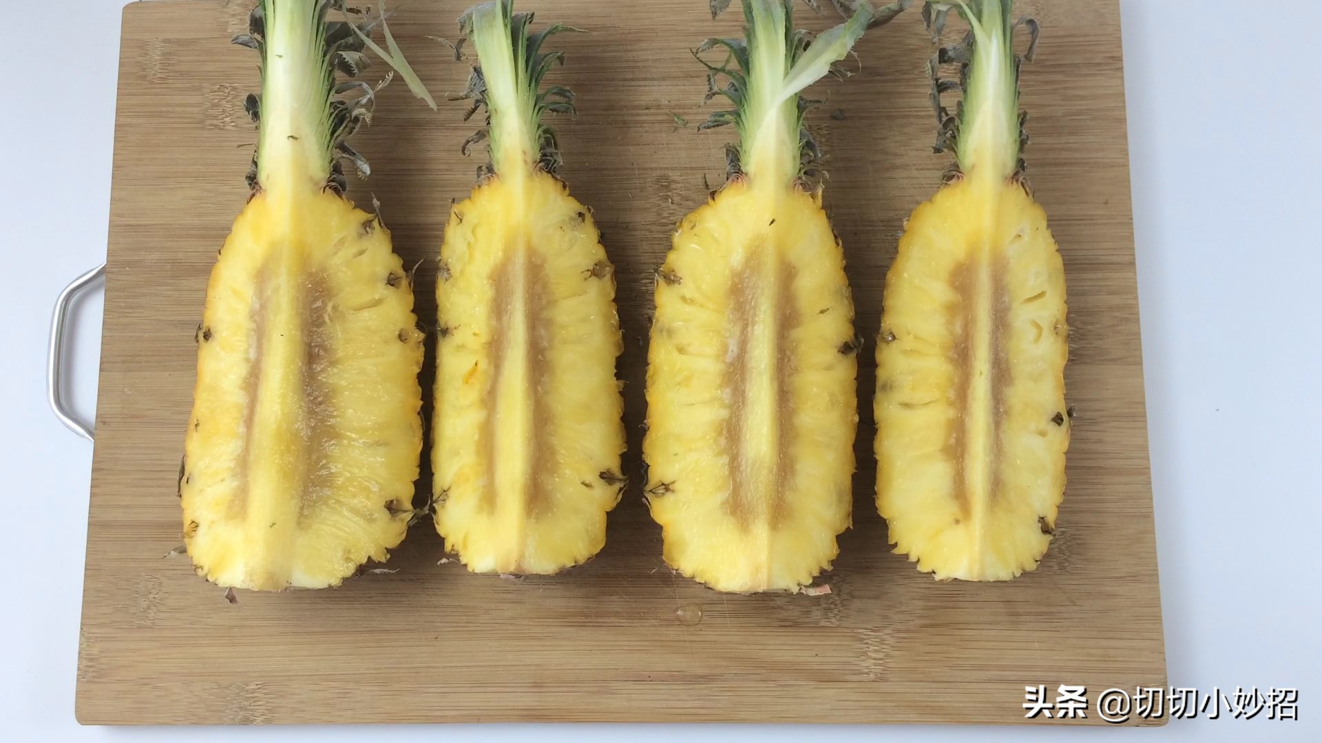 原来切菠萝这么简单不挖眼不削皮,在家切菠萝的有效办法