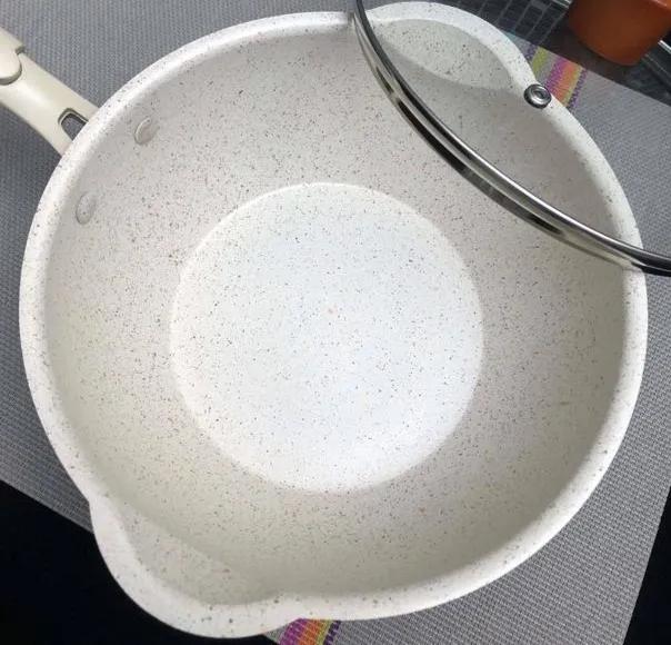 平底锅和麦饭石锅哪个好,平底锅铸铁的好用还是麦饭石好用