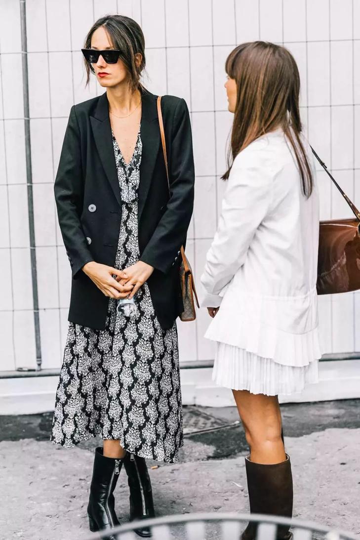 最近火了一种穿法，叫“裙子+外套”，时髦又高级，关键还显气质