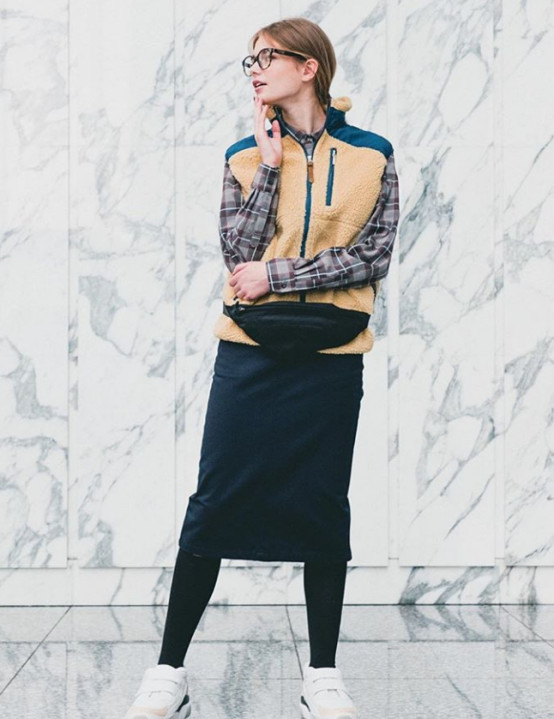 毛衣宽松慵懒风配复古色牛仔裤,复古深蓝牛仔裤灰色毛衣