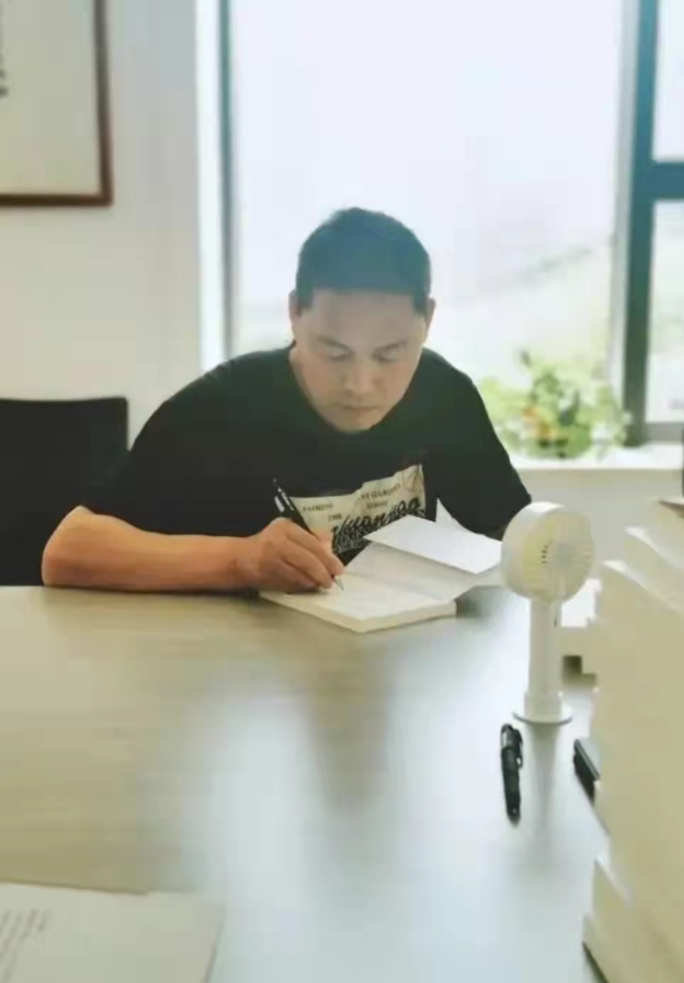 《微尘》:生命以痛吻我，还有谁在爱着我？