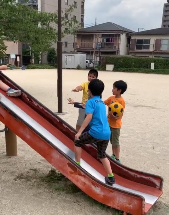 被游戏玩废了的孩子,高中生爱玩游戏有什么危害