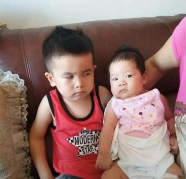 哥哥的生日礼物是个妹妹，男孩嫌弃的眼神至今难忘，令人唏嘘