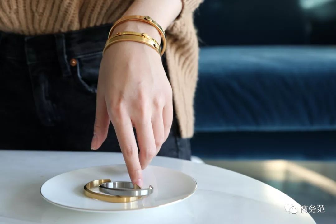 瑞典皇家配饰品牌,几百块戴出万元质感,金色手镯男女戴都好看