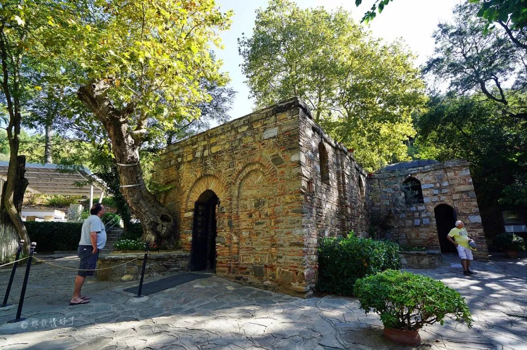 据说塞尔丘克的山坡上的许愿墙很灵验,好多土耳其人来此许愿