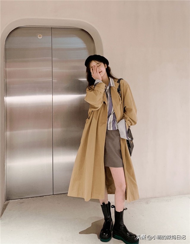 马丁靴搭配连帽风衣,冬天穿风衣千万别配两种裤子