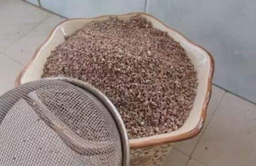 盆栽植物怎么浇水土不流失,盆栽里的土有点板结