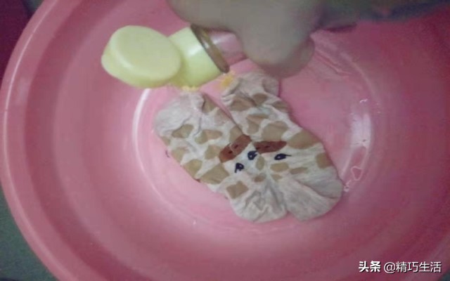 如何洗白袜子上的泥渍,脏臭袜子清洗小妙招图片