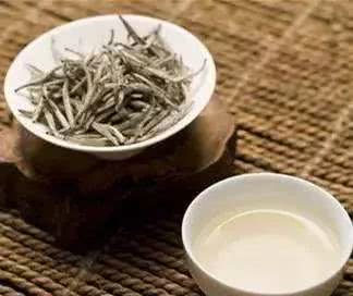 为什么喝茶会出现口干舌燥,为什么喝茶会口干口臭