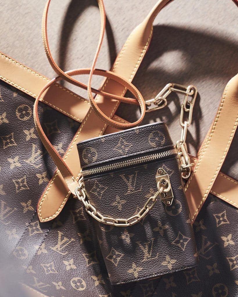 继AirPods耳机套再起热潮！LV迷你手机袋，再次展现奢华感