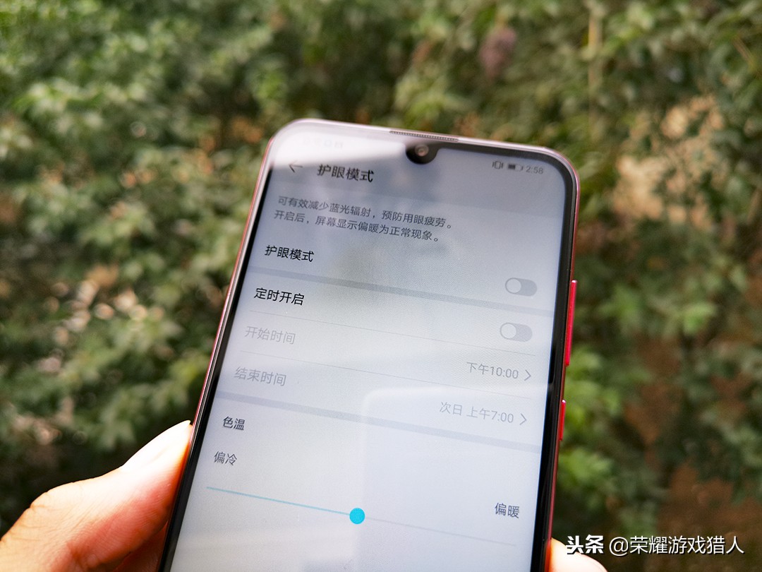 荣耀10青春版正式揭开神秘面纱,荣耀10青春版手机顶上两个孔功能