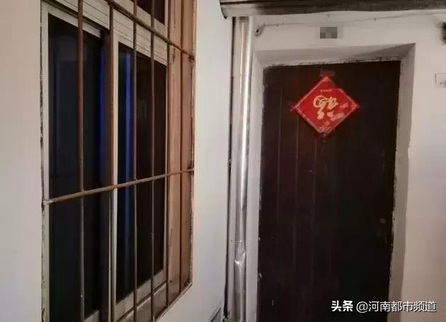 凌晨一点楼下居然传来了敲门声,女子深夜睡觉楼上传来怪声