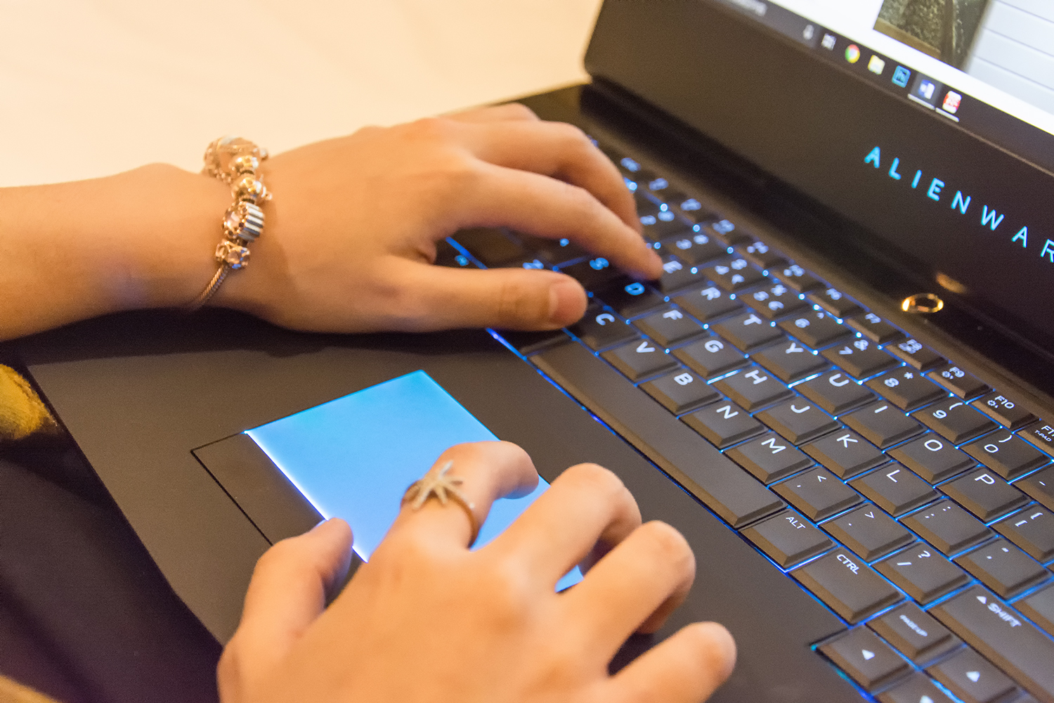 外星人alienware15r4,外星人15r4是哪一年上市的