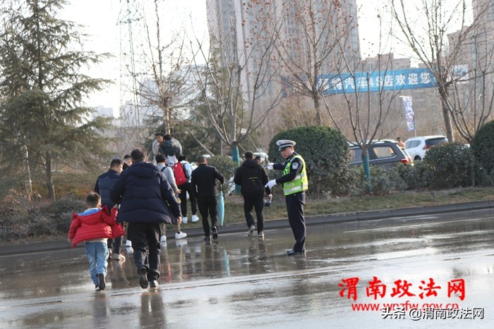 渭南高新交警大队圆满完成2019年首场足球赛安保任务