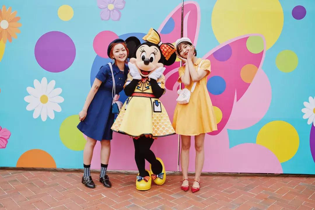 我们在上海迪士尼里玩耍了一天，发现穿的美才能玩的好！