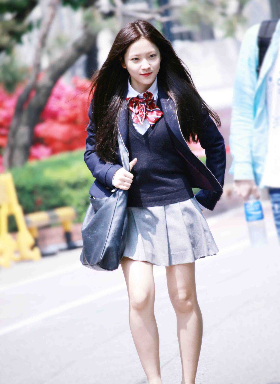 她是韩国大势女团忙内,穿宝蓝牛仔连体裤出镜,背头更显精致五官