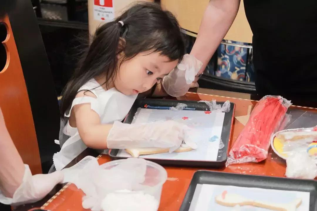 让全家人流连忘返的香港迪士尼，到底有什么魔力？