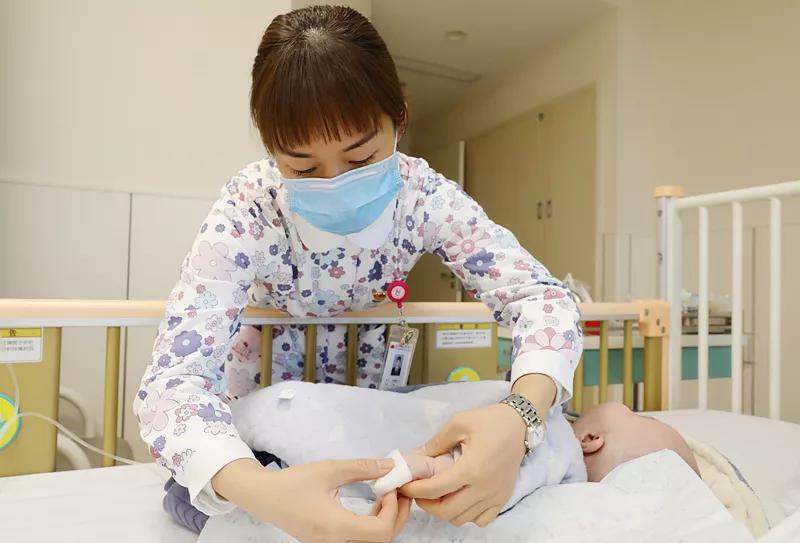 妈妈防止宝宝抓脸面具,出生婴儿防抓脸