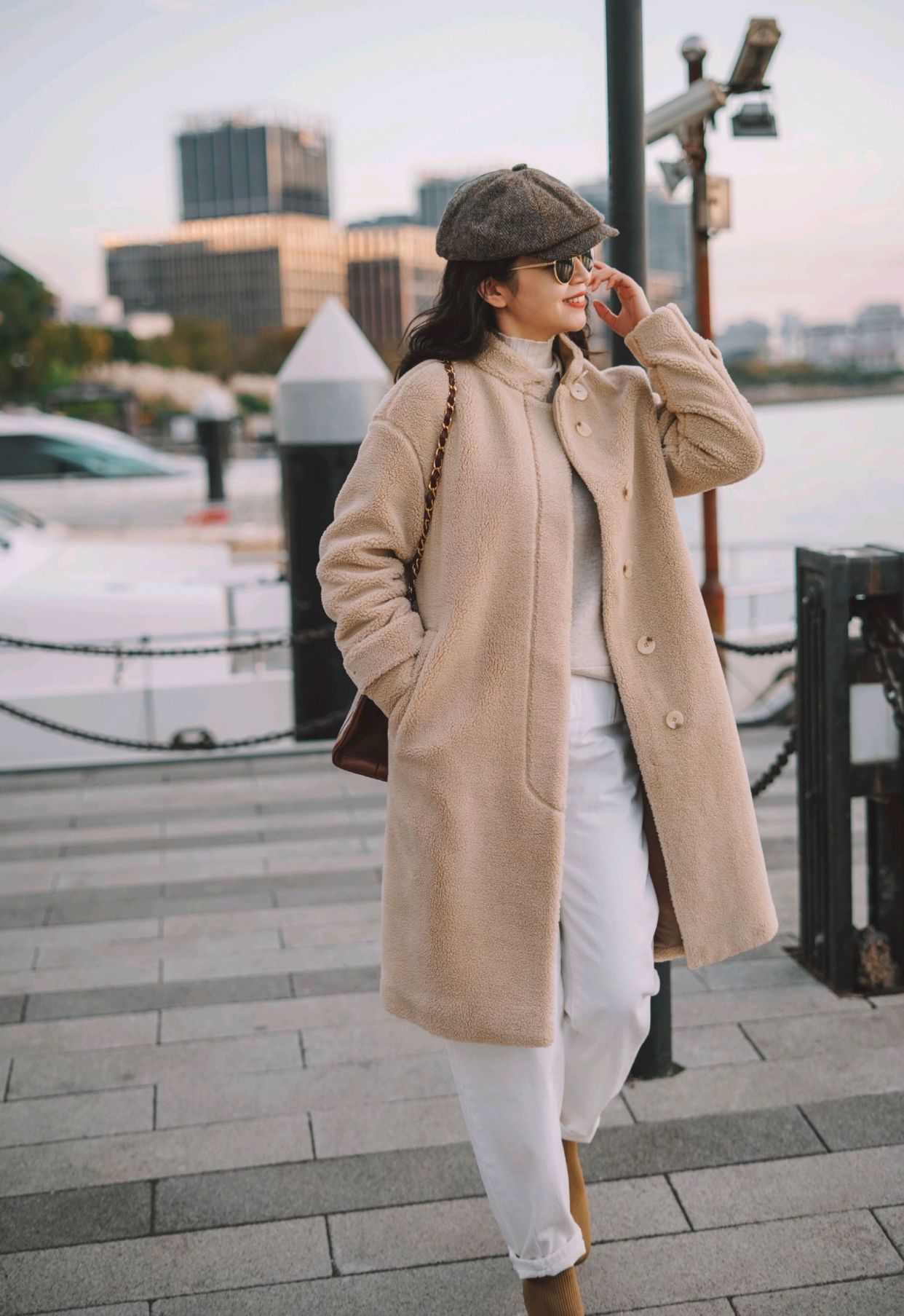 卡其色大衣毛茸茸怎么搭冬季,卡其色短裤呢子大衣穿搭高级感