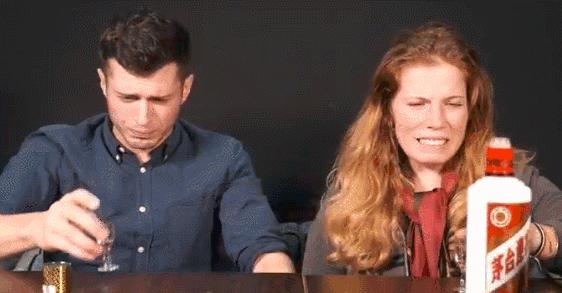 老外不相信茅台的威力,老外喝中国白酒烧刀子