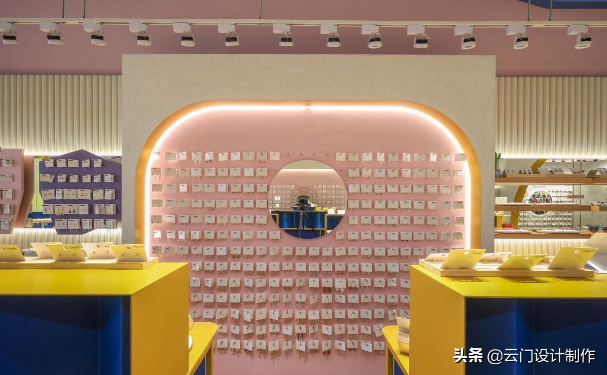 饰品游乐园！回转寿司陈列台与粉嫩饰品墙混搭，满足少女们购物欲