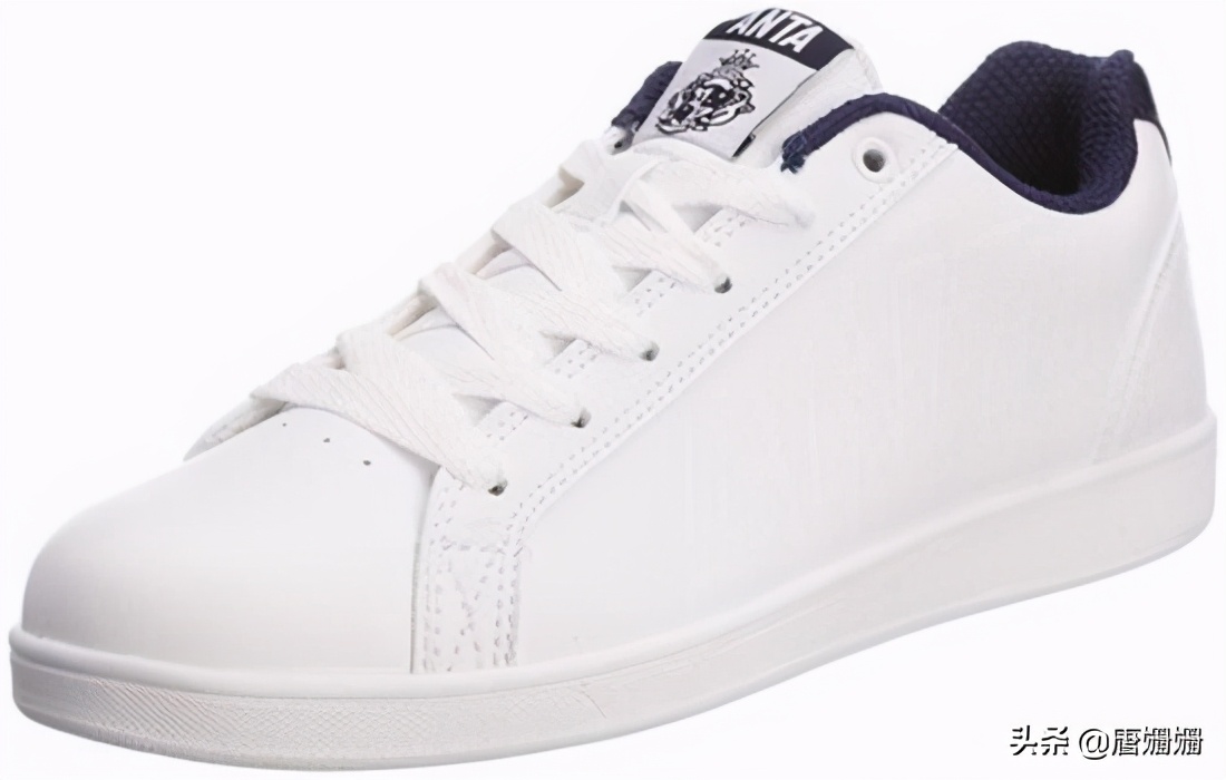 现在的年轻人喜欢穿什么样的板鞋,板鞋穿大一点好还是小一点好