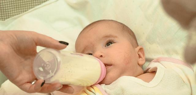 宝宝老是吐奶妈妈应该怎么办,宝宝总是呛奶打嗝