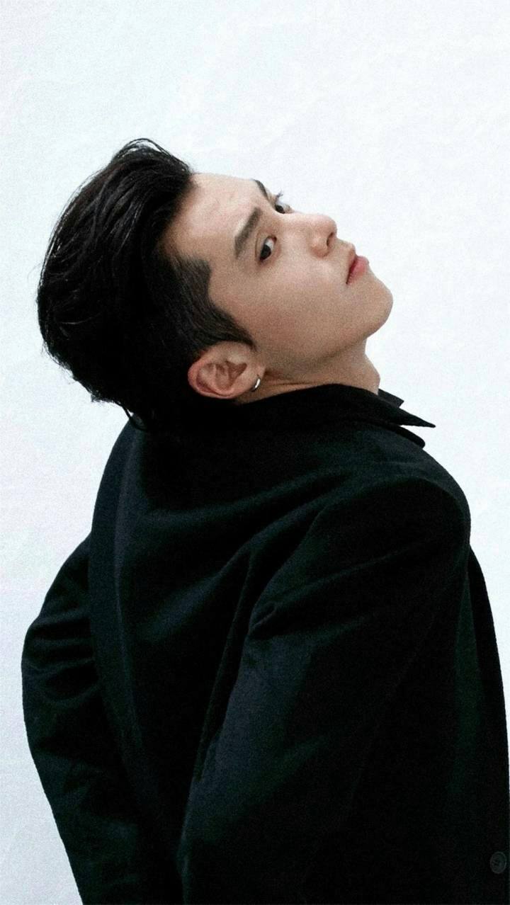 都说明星买鞋容易，看王鹤棣什么水平，万元神鞋打球扫雪毫不心疼