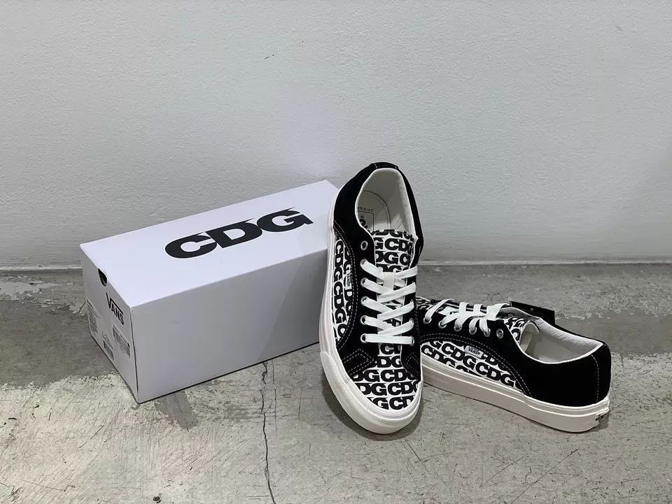 vanscdg联名两款对比,vans近期丑酷联名