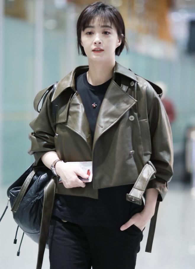 微胖女孩学蒋欣藏肉穿,女人要有小肚子