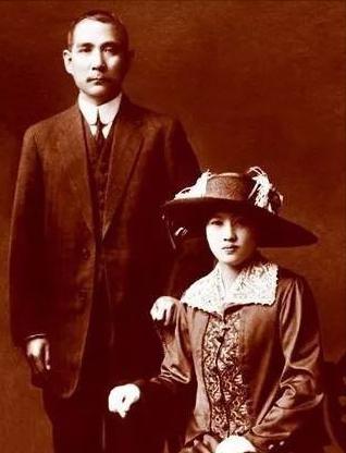 毛主席逝世追悼会上,举国致哀站立吊唁,为何有一人会坐着参加?