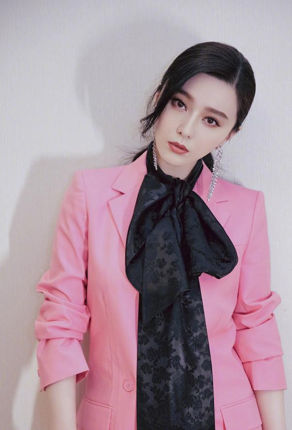 范冰冰穿高定礼服价值100万,范冰冰再现范爷气场纯红西装