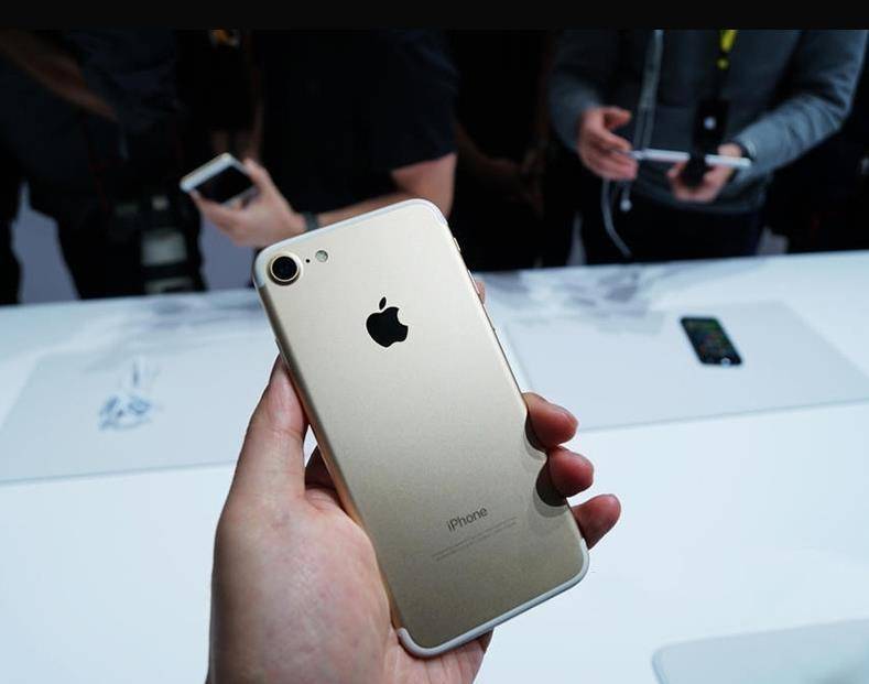 同事用大额头iPhone7,虽被办公室人取笑,但心态却真好