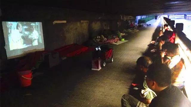 都市露宿者们：有人想当歌星未遂，有人被骗房产