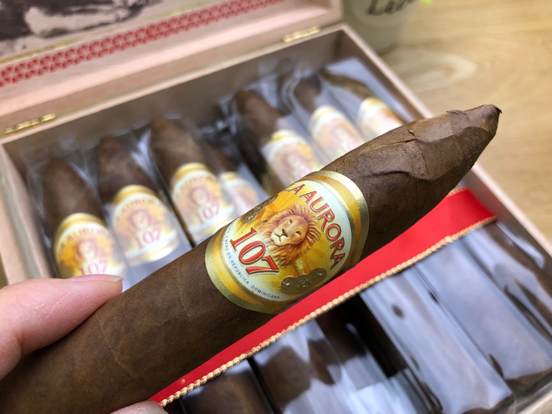 这才是家人想提前开抢的年货！满满一盒100支雪茄，串门走亲戚必