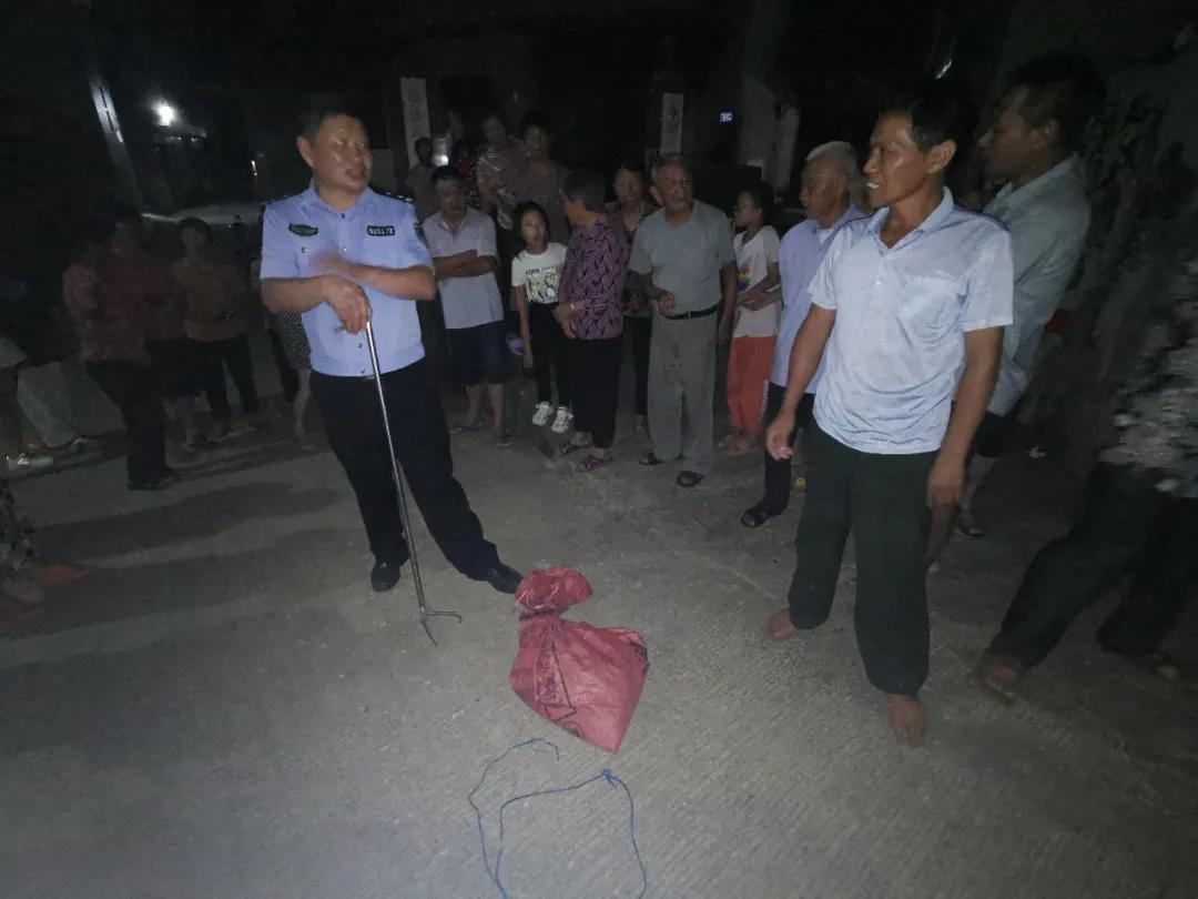 村民家中蛇出没警民合力擒长蛇,蛇出没曲靖捕蛇民警又捕三条蛇
