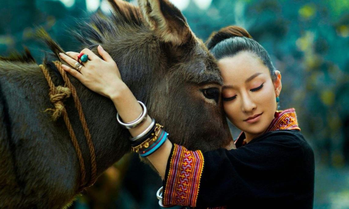 萨顶顶假唱转话筒事件结果,萨顶顶有实力为什么要假唱