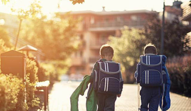 为什么孩子午饭总是来不及吃？一位爸爸跟踪孩子后，很意外