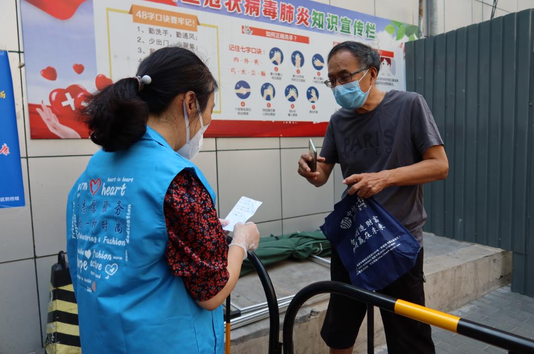 实录!小区封闭管理后,海淀这对夫妻跑来当志愿者……