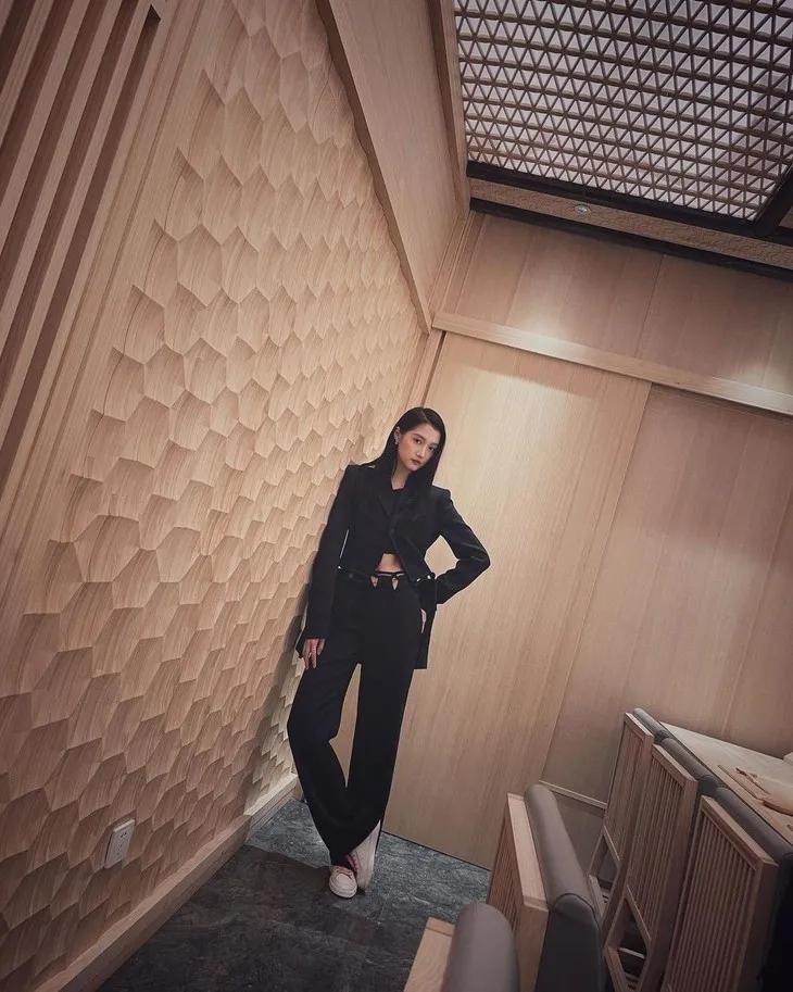 明星们脚上的球鞋，悄悄变贵了