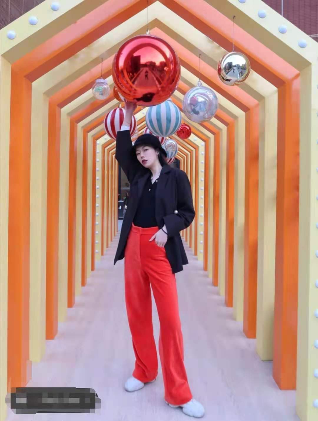 红色民族风上衣搭配什么裤子,咖啡色裤子配红色上衣好看吗