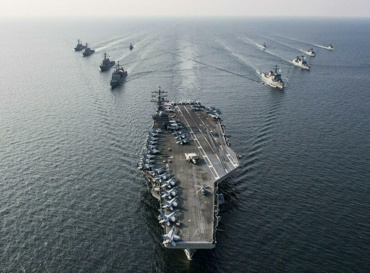 英美三大航母硬闯南海，解放军出动几十架战机：做好模拟攻击准备