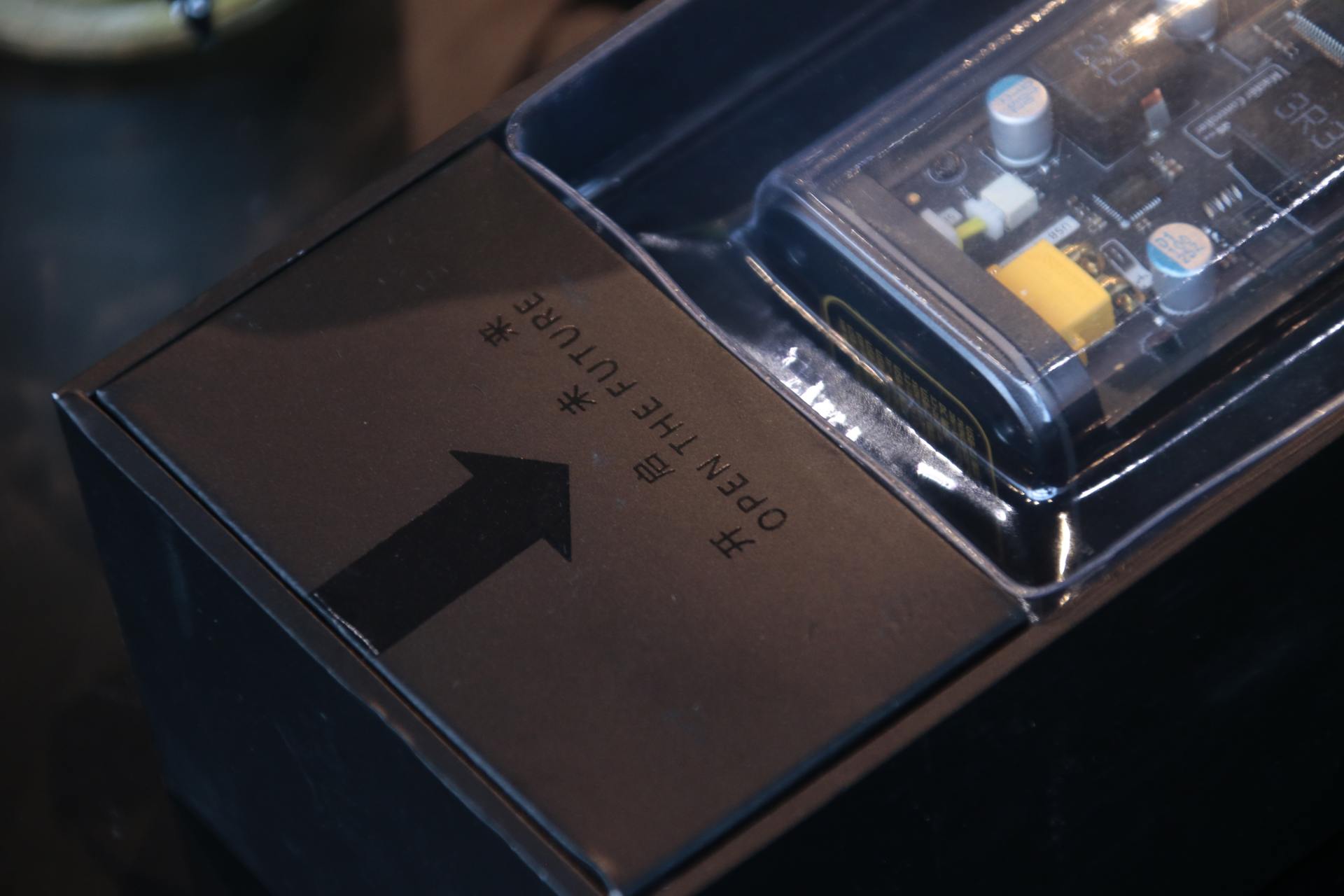 除了超高颜值，闪极卖千元的勇气是什么？一枝独秀